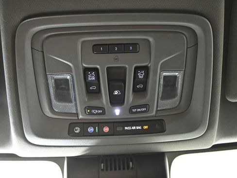 Used 2022 GMC Sierra 1500 SLT w/ SLT Convenience Package AWD/4WD image 33