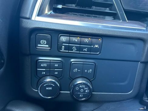 Used 2025 Chevrolet Suburban Z71 AWD/4WD image 34