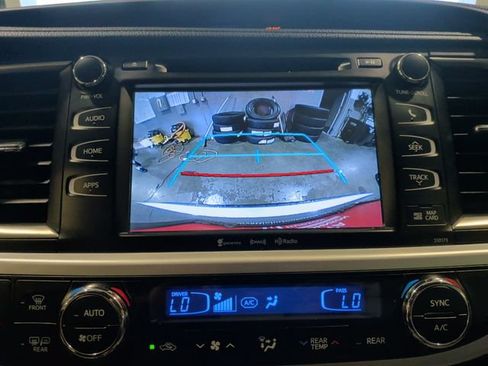 Used 2018 Toyota Highlander XLE AWD/4WD image 18