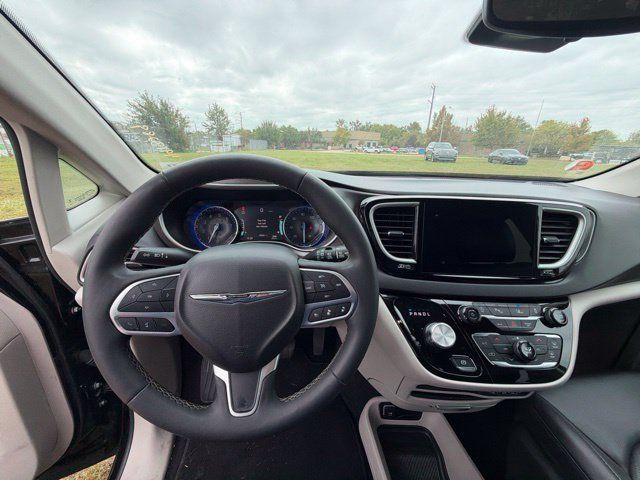Used 2024 Chrysler Pacifica Touring-L FWD image 10
