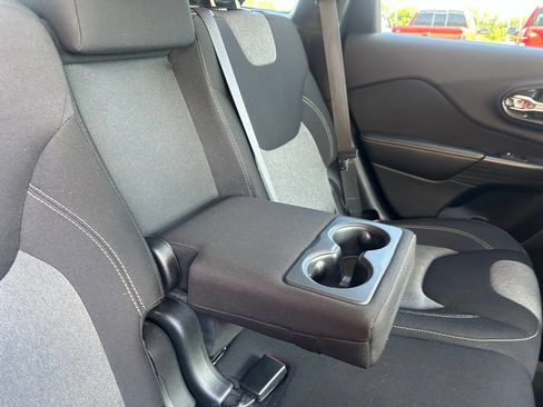 Used 2016 Jeep Cherokee Sport FWD image 30