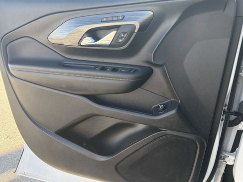 Used 2024 GMC Terrain SLT image 18