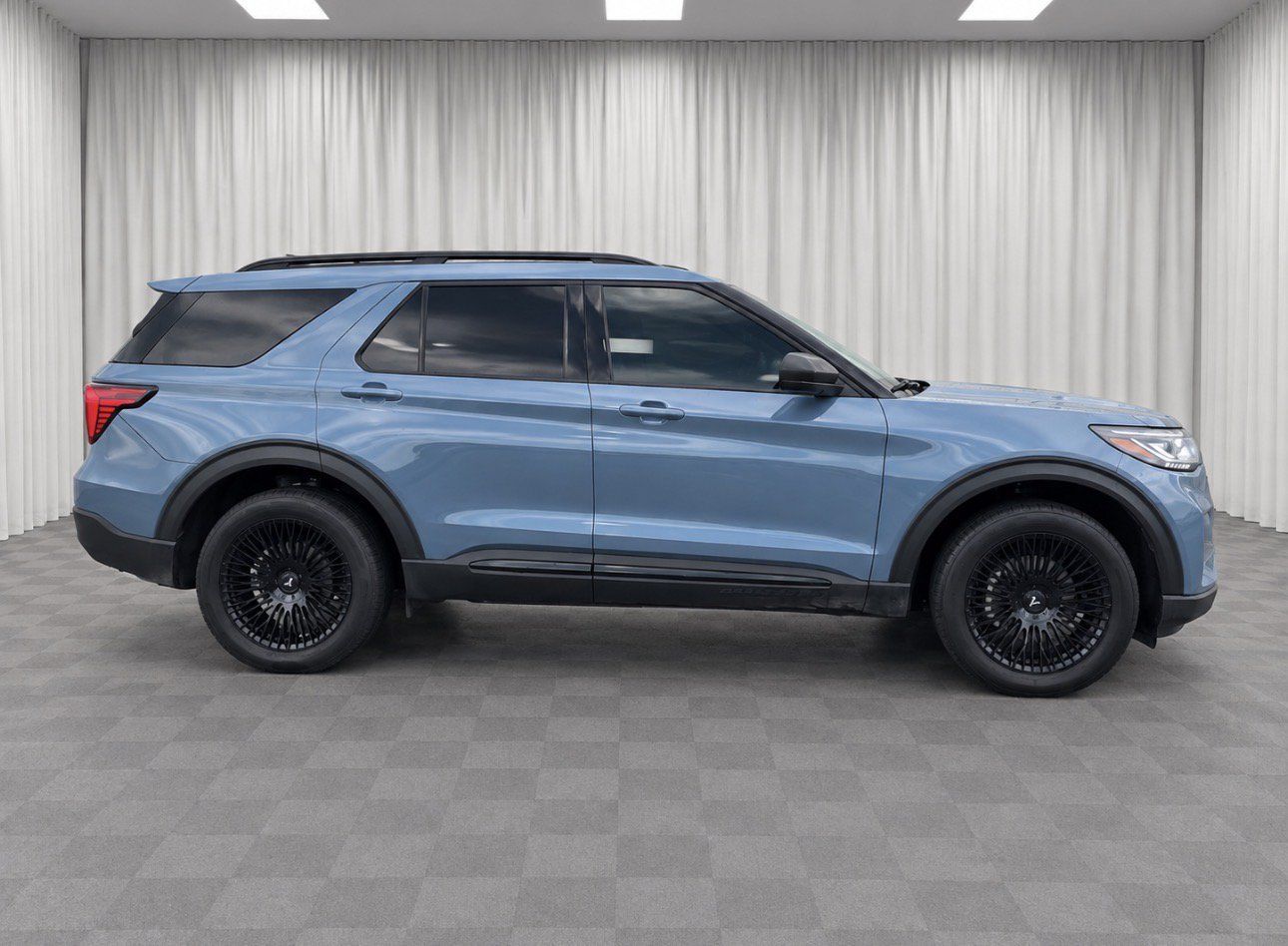 Used 2026 Ford Explorer Active AWD/4WD image 2
