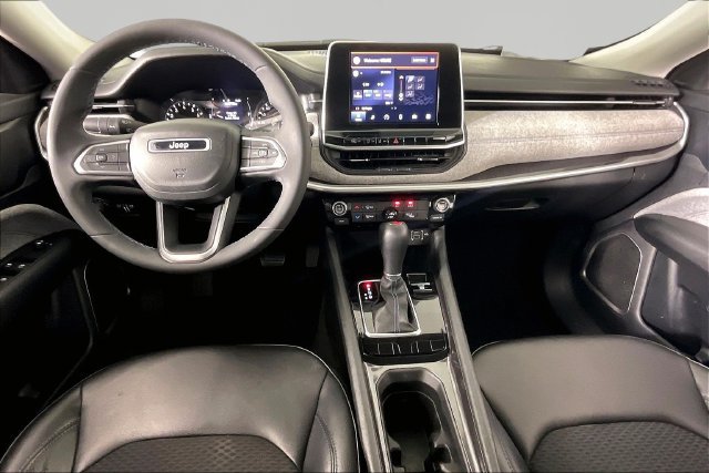 Used 2022 Jeep Compass Latitude w/ Mopar Graphics Package FWD image 7