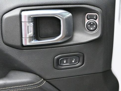 Used 2022 Jeep Wrangler Unlimited Sahara AWD/4WD image 11