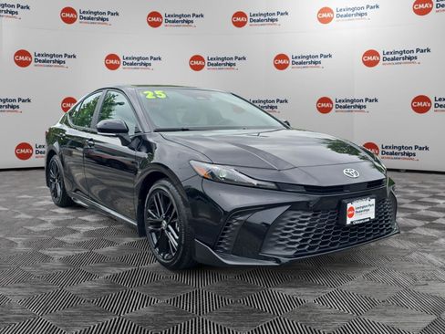 Used 2025 Toyota Camry SE FWD image 1