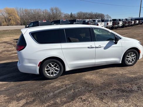 Used 2024 Chrysler Pacifica Touring-L image 9