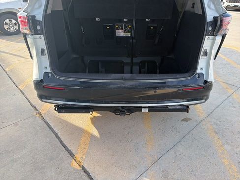 Used 2021 Toyota Sienna Limited image 23