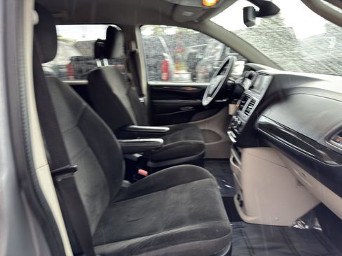 Used 2019 Dodge Grand Caravan SE FWD image 35