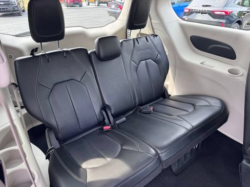 Used 2023 Chrysler Pacifica Touring-L FWD image 25