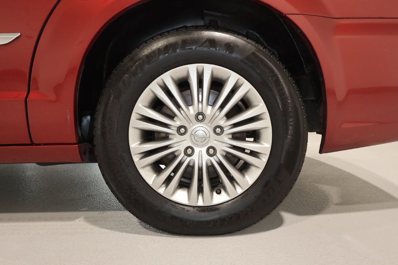 Used 2015 Chrysler Town & Country Touring-L w/ Driver Convenience Group FWD image 21