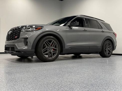 Used 2025 Ford Explorer ST AWD/4WD image 5