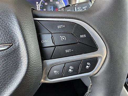 Used 2024 Chrysler Pacifica Touring-L FWD image 22