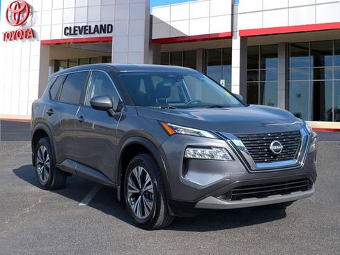 Used 2023 Nissan Rogue SV image 2