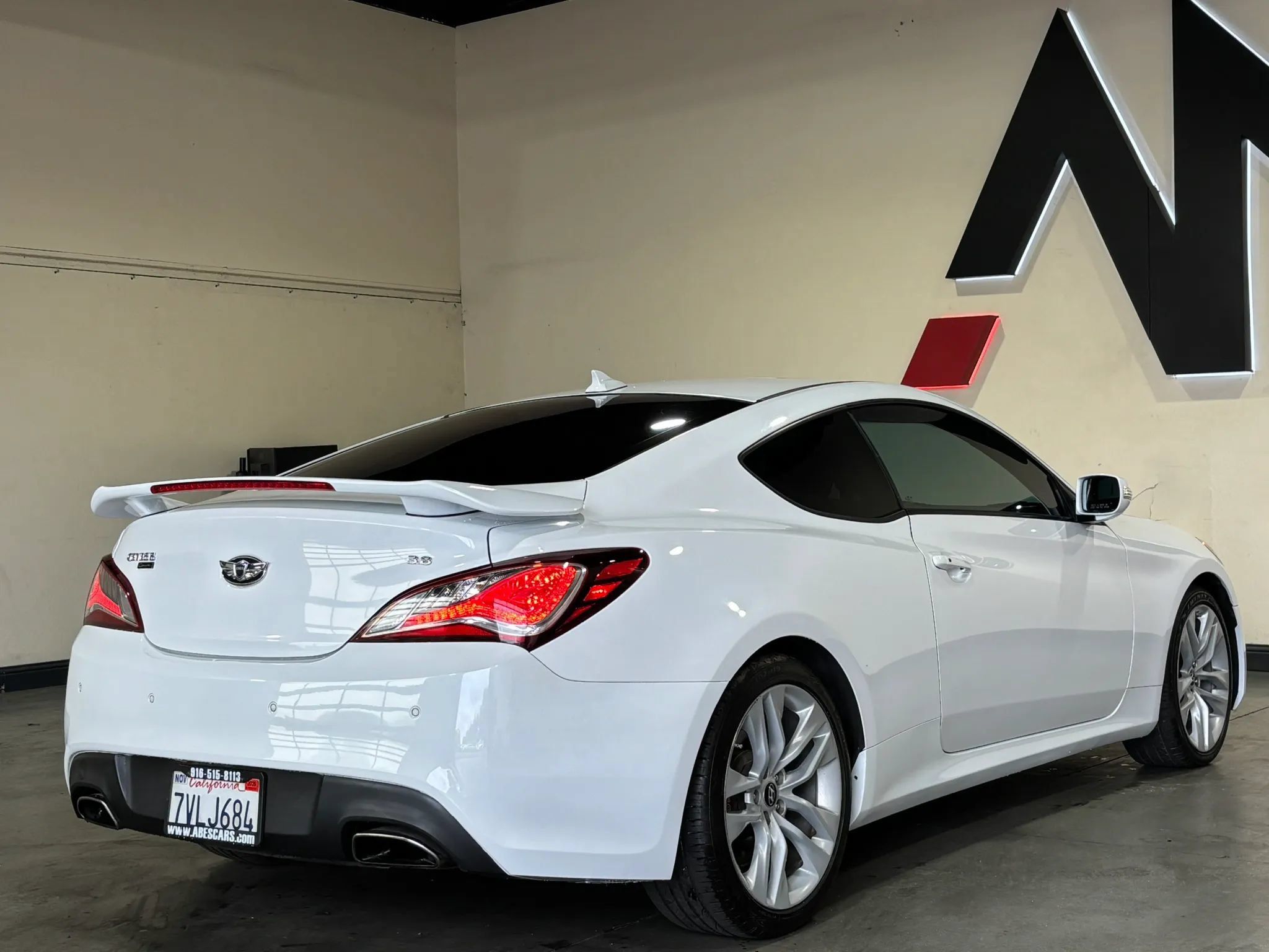 Used 2016 Hyundai Genesis Coupe 3.8 RWD image 4