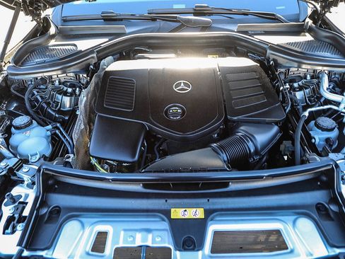 Used 2025 Mercedes-Benz GLC 300 4MATIC image 26