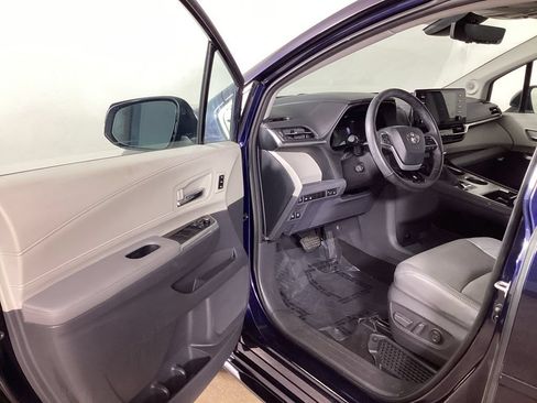 Used 2021 Toyota Sienna Limited FWD image 11