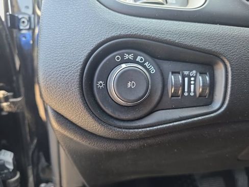 Used 2016 Jeep Renegade Latitude w/ Popular Equipment Group AWD/4WD image 28