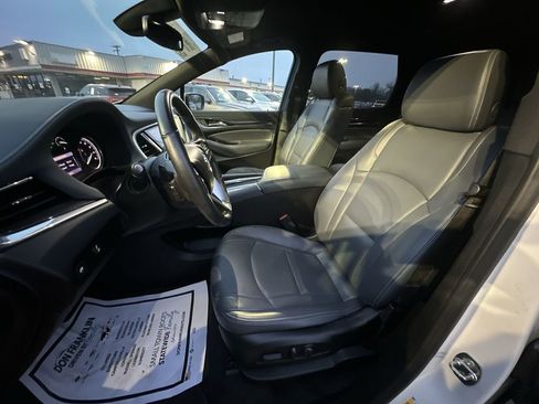 Used 2023 Buick Enclave Essence image 11