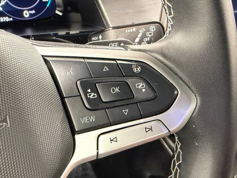 Used 2024 Volkswagen Atlas Cross Sport SE FWD image 36