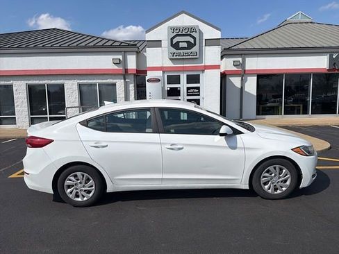Used 2017 Hyundai Elantra SE image 9