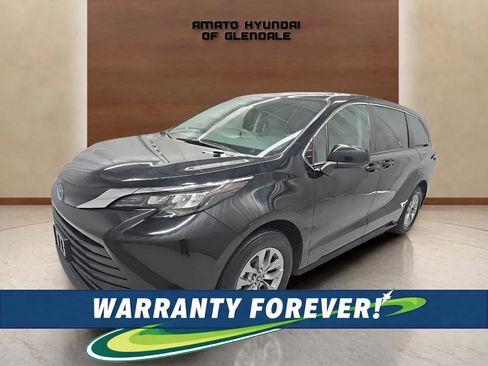 Used 2024 Toyota Sienna LE image 1