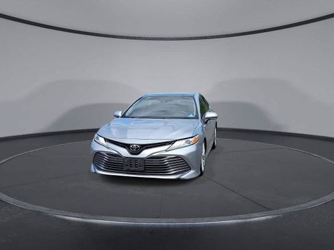 Used 2018 Toyota Camry XLE FWD image 3
