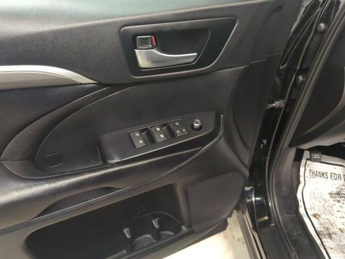 Used 2019 Toyota Highlander AWD V6 image 12