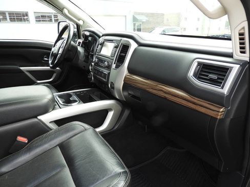 Used 2018 Nissan Titan SL w/ Chrome Package image 31