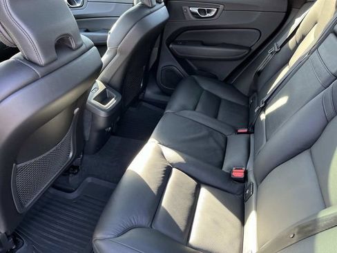 Used 2020 Volvo XC60 T5 Momentum image 17