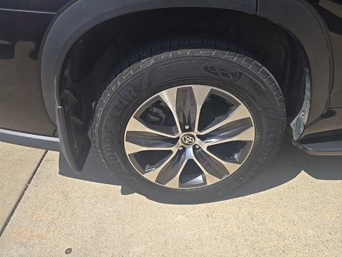 Used 2021 Toyota Highlander XLE AWD/4WD image 8