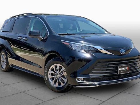Used 2024 Toyota Sienna XLE FWD image 3