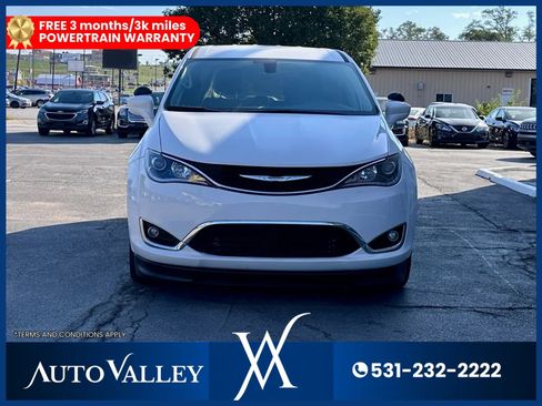 Used 2018 Chrysler Pacifica Touring Plus FWD image 3