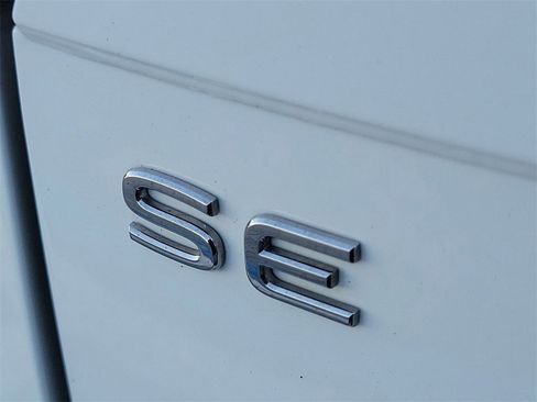 Used 2022 Volkswagen Tiguan SE image 10