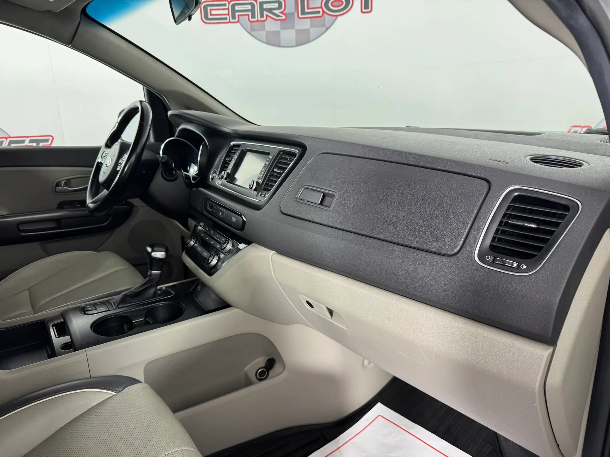 Used 2017 Kia Sedona LX w/ LX Essentials Premium Package FWD image 12