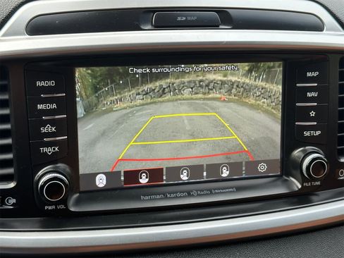 Used 2019 Kia Sorento SX image 17