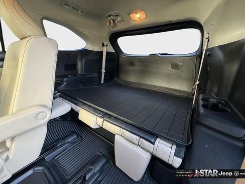 Used 2024 Toyota Highlander Limited FWD image 31