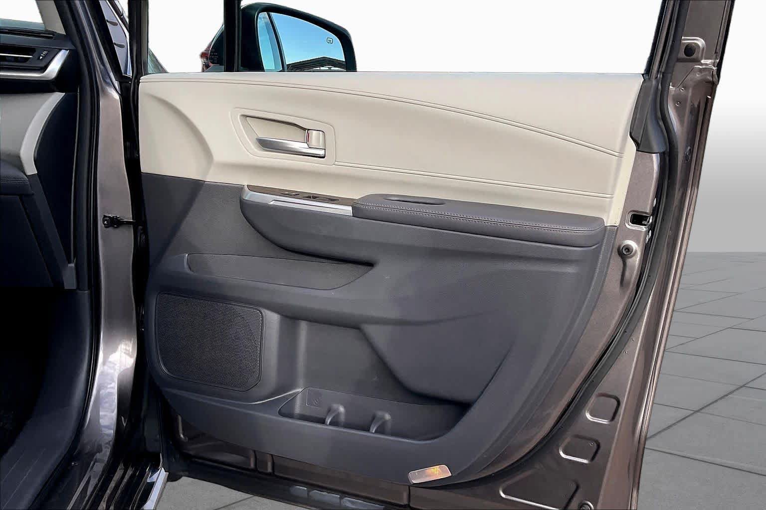 Used 2022 Toyota Sienna XLE FWD image 22