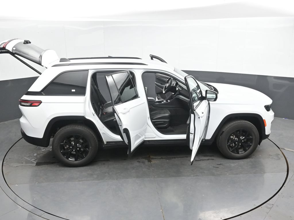 Used 2025 Jeep Grand Cherokee Altitude AWD/4WD image 47