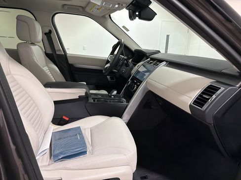 Used 2025 Land Rover Discovery Dynamic SE image 25