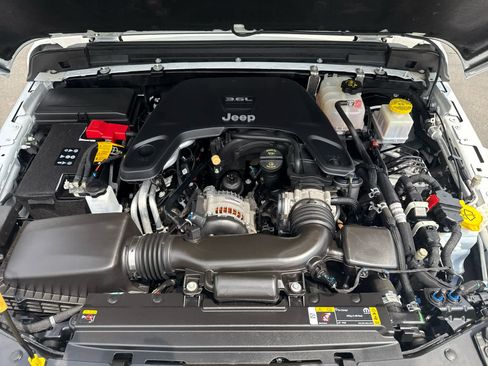 Used 2021 Jeep Gladiator Sport image 16