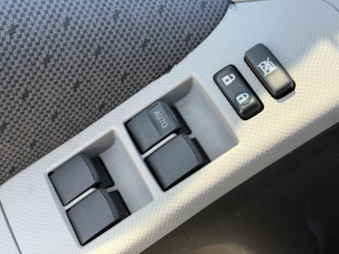 Used 2010 Toyota Yaris 4-Door Hatchback image 16