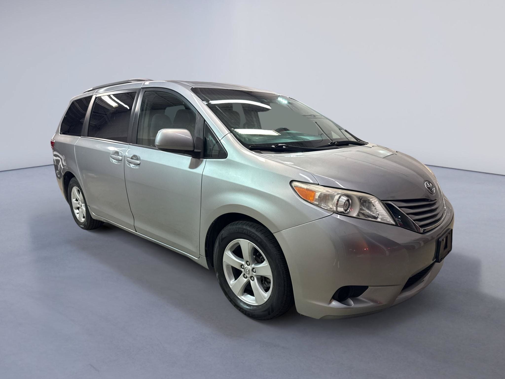 Used 2015 Toyota Sienna LE FWD image 1