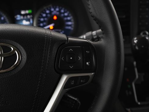 Used 2018 Toyota Sienna XLE image 27