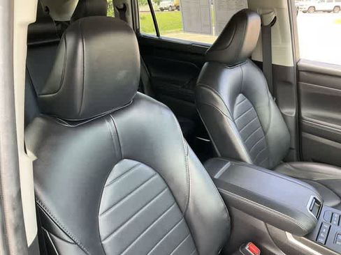 Used 2022 Toyota Highlander XLE AWD/4WD image 18