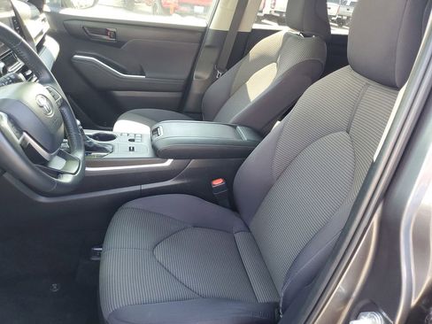 Used 2024 Toyota Highlander LE image 9