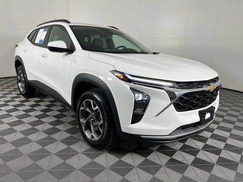 Used 2024 Chevrolet Trax LT w/ Driver Confidence Package FWD image 3