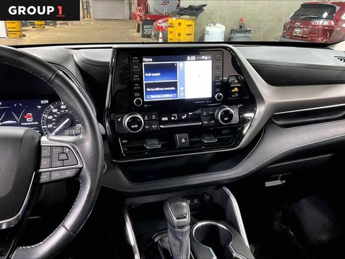 Used 2021 Toyota Highlander XLE image 6