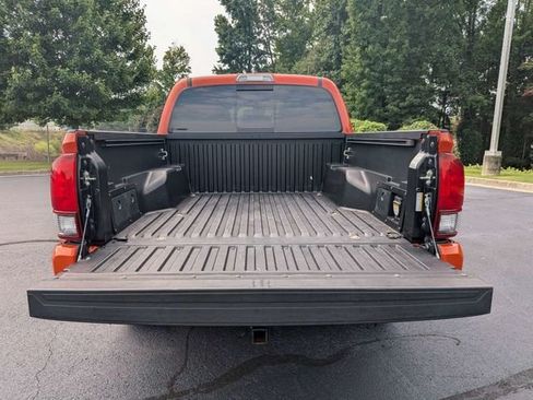 Used 2018 Toyota Tacoma TRD Sport AWD/4WD image 10