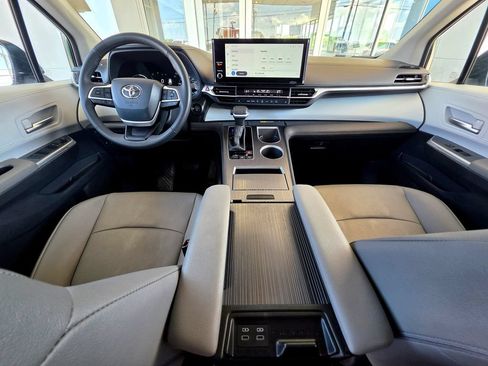Used 2026 Toyota Sienna XLE FWD image 19